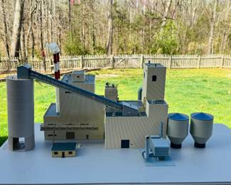 WALTHERS HO SCALE CEMENT PLANT KIT, FULLY ASSEMBLED