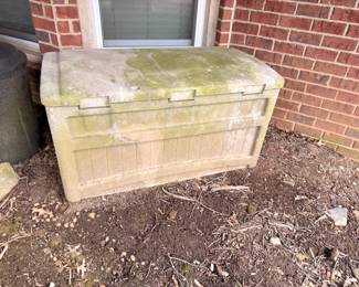 Outdoor patio storage deck box
