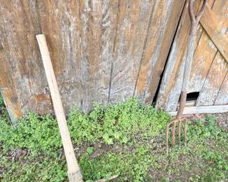 Post hole digger long handle yard tool