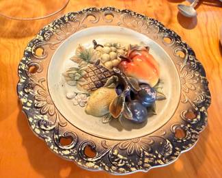 Decorative wall plate with 3D ceramic fruit arrangement