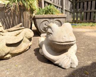 Concrete garden frog statues outdoor decor