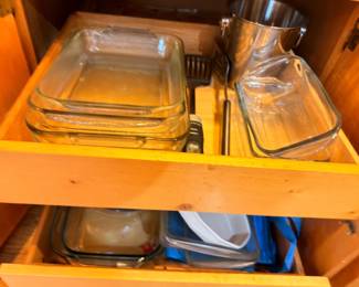 Glass baking dishes and casserole dishes