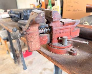 Heavy duty bench vise, mounted