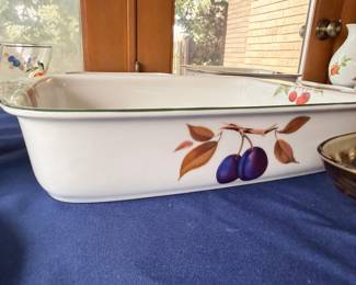Royal Worcester Evesham baking dish, close-up detail