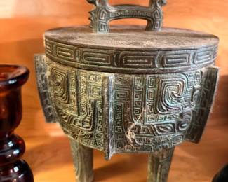 Chinese bronze ritual vessel ding with lid