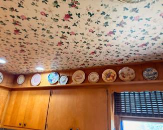 Collectible decorative plates on kitchen plate rail display
