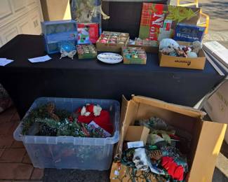 KN101Christmas Decor With Shiny Brite Glass Ornaments