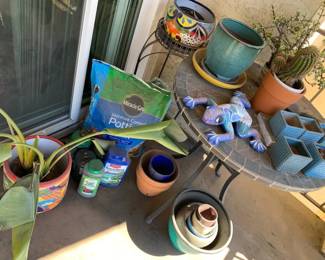 KN248Garden Pot Mystery Lot