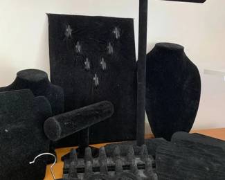 KN131Velvet Jewelry Displays