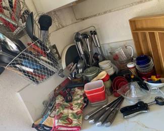 KN227Kitchen Utensils Mystery Lot