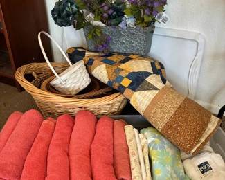 KN266Mystery Lot Linen Lot Quilt, Baskets,  Floral Decor