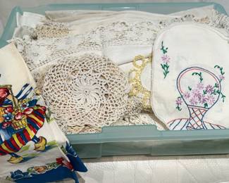 So many beautiful vintage linens ❤️