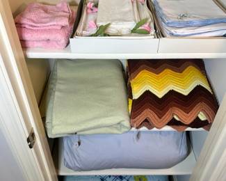 Various linens, comforter