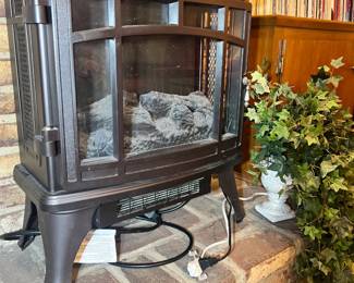 Electric Fireplace Stove – Classic black portable electric hearth with realistic log flame effect