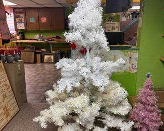 5ft white tree w/lights