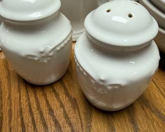 Pfaltzgraff salt & pepper set