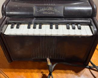 Miniature children’s plug in piano