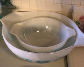 Pyrex bowls