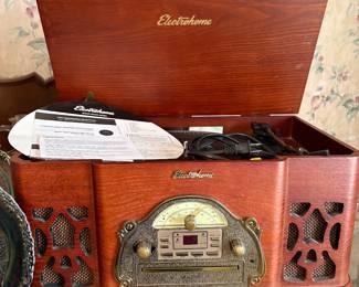 Electrohome Winston Retro-Style Vinyl Turntable Stereo System