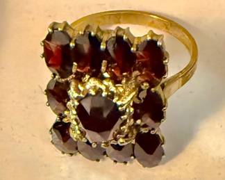 14k Gold Ring w/Garnets