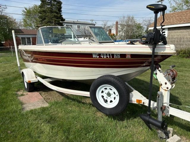 . . . 2000 Pinecraft Superpro w/115 Evinrude motor