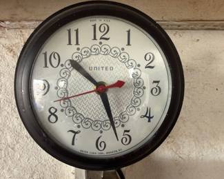 Vintage Brooklyn clock with cool little swirly doos 