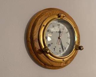 Porthole clock 