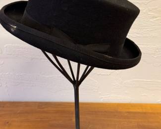 Fun structured low top hat all wool