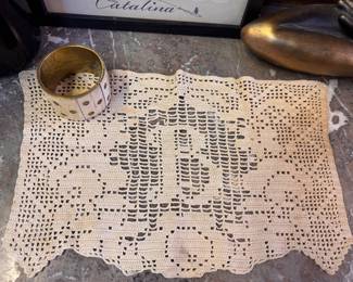 Vintage crochet B linen and bracelet