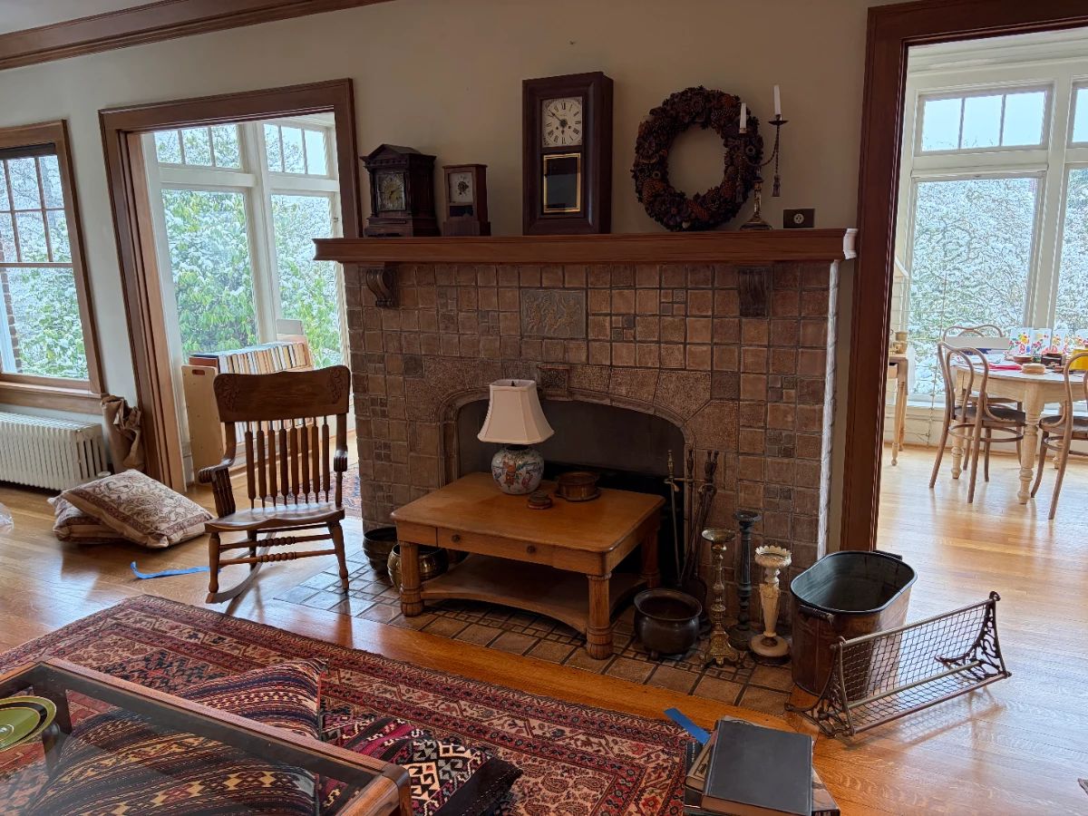 An overview of the many beautiful collectibles and furniture in the sale.