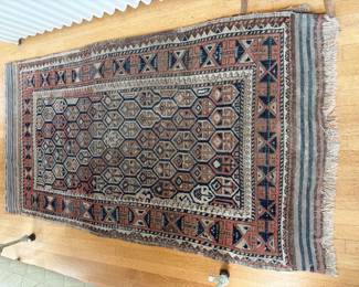 $590 Antique caucasian rug 6‘7“ by 3’8”