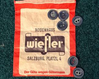 Vtg. Button Paper Bag Modenhaus Wiefler  Salzburg, Austria w/Bottons