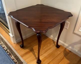 Expandable accent Table 
