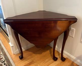Expandable accent Table 