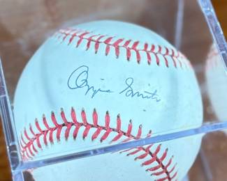 This lot features a signed baseball by 13x Gold Glove winner and 2002 Hall of Famer, Ozzie Smith. Comes in a display case.
