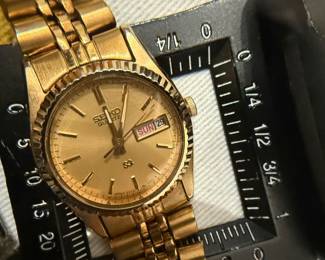 Lot #7 Vintage Seiko Quartz Day-Date Watch β Gold Tone Wristwatch with Bracelet, Classic Seiko Timepiece