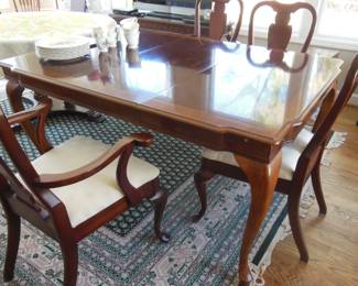 dining room table with 4 chairs and leaf