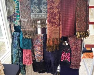 MANY FINE QUALITY SCARVES