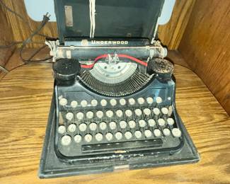 ANTIQUE UNIVERSAL UNDERWOOD PORTABLE TYPEWRITER