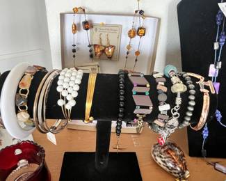 A GLORIOUS ASSORTMENT OF FINE JEWELRY