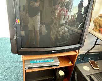 LARGE, VINTAGE SONY TRINITRON CRT TV