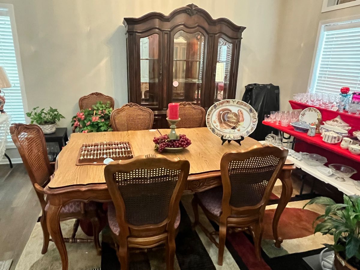 STUNNING CROWN MARK FORMAL DINING SET!