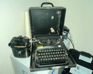 COLLECTIBLE & CLASSIC REMINGTON TYPEWRITER