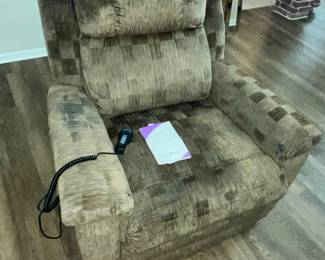 LARGE LA-Z-BOY LUXURY- LIFT CHAIR