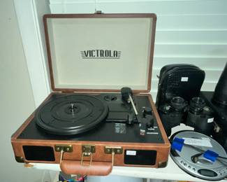 VICTROLA PORTABLE RECORD PLAYER