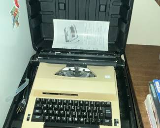 GREAT PORTABLE TYPEWRITER w/ CASE
