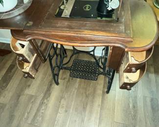 GREAT NEW ROYAL ANTIQUE SEWING MACHINE