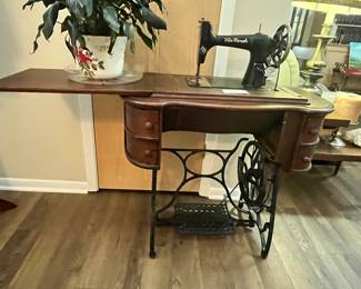 BEAUTIFUL ANTIQUE "NEW ROYAL" TREADLE SEWING MACHINE
