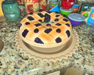 COVERED PIE DISH