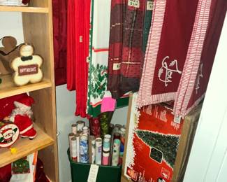 HOLIDAY TABLE CLOTHS